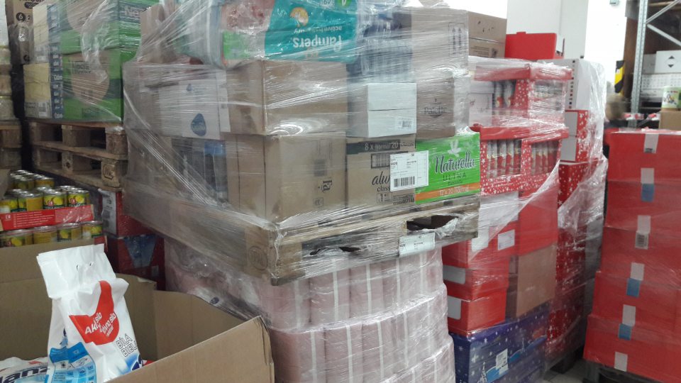 Drogistický tovar skladovaný v blízkosti čokoládových cukroviniek.