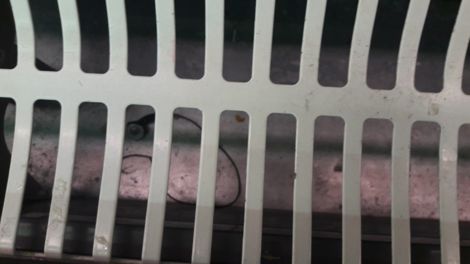 Znečistená chladiaca vitrína.