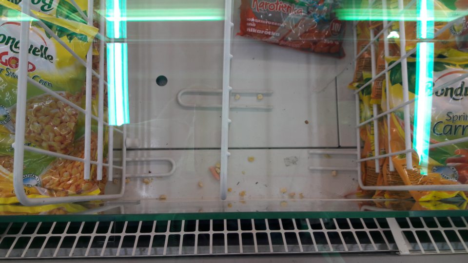 Znečistená mraziaca vitrína.