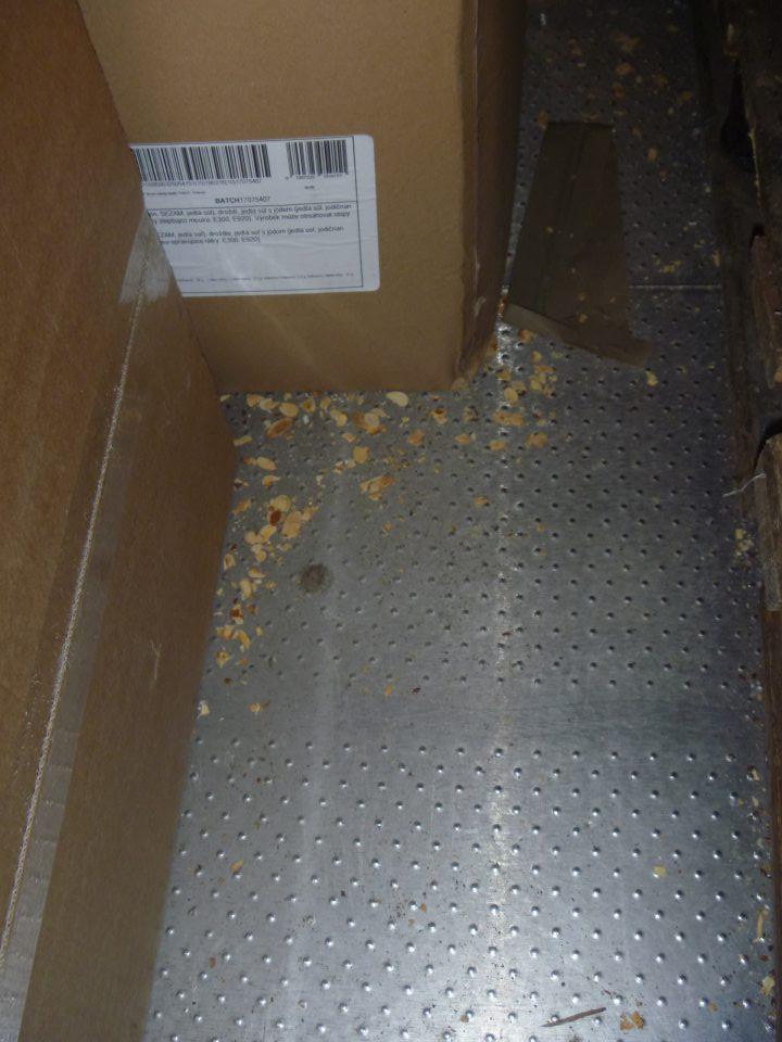 Znečistená podlaha mraziacej komory s uchovávanými pekárskymi polotovarmi.