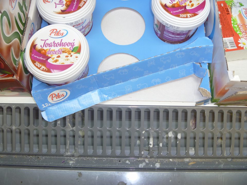 Znečistené mriežky a priestor pod mriežkami otvorených chladiacich vitrín.