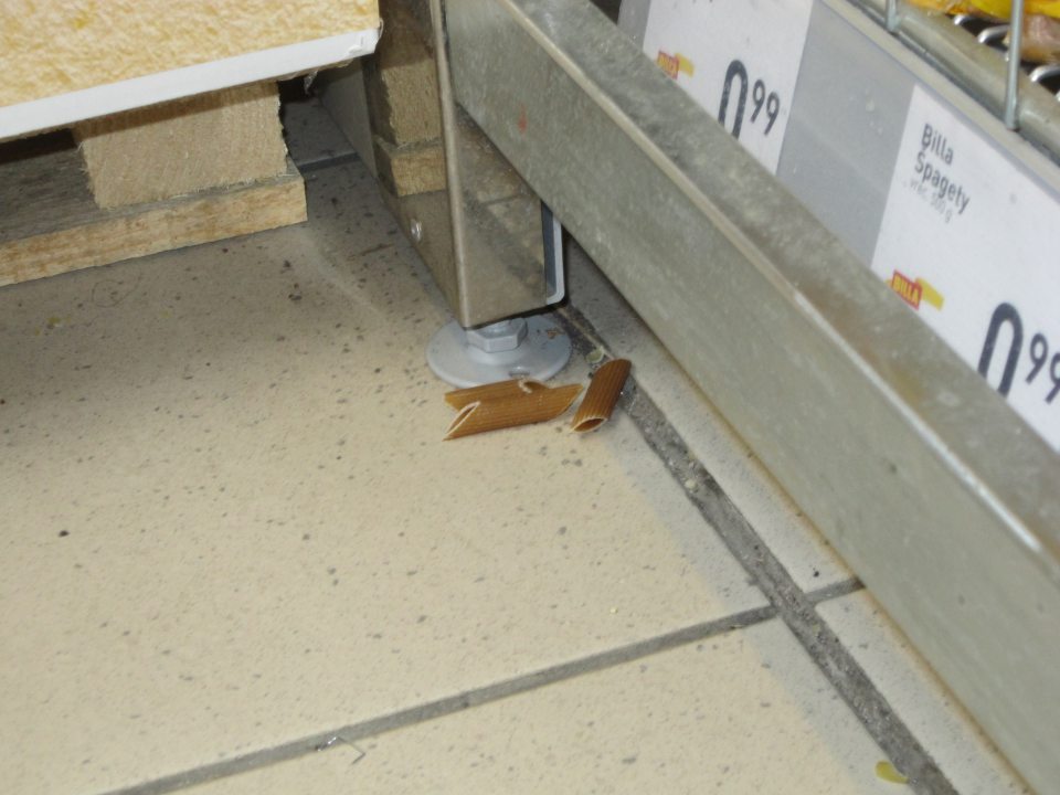 V priestore predajne znečistená podlaha.