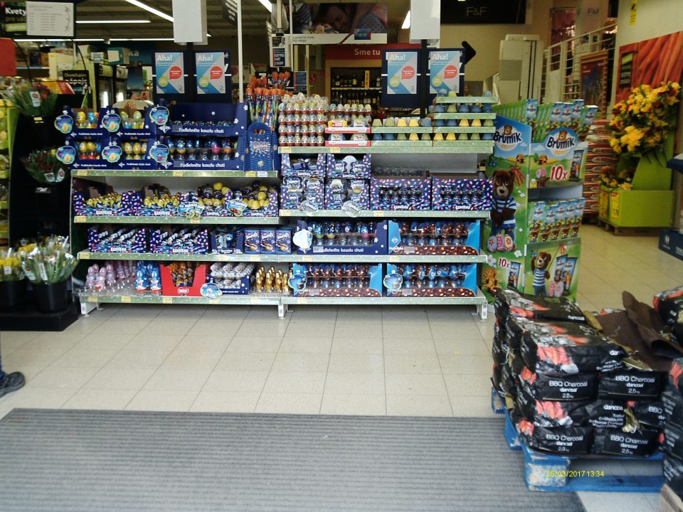 V predajni regály a prepravné obaly znečistené vrstvou prachu.