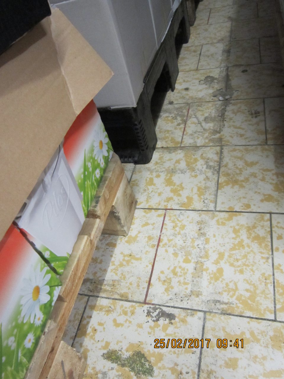 V zázemí prevádzky znečistená podlaha. 