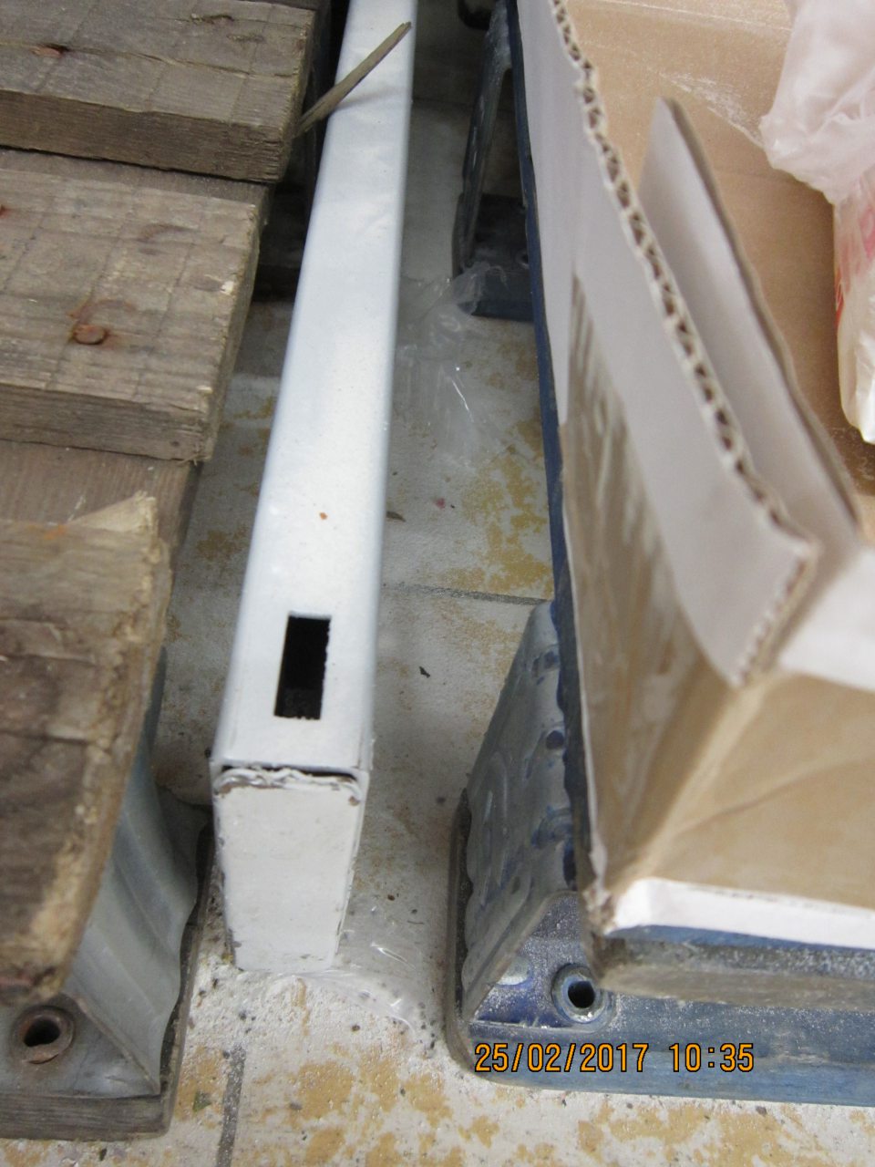 Na predajnej ploche rozsypaná múka na podlahe medzi paletami. 