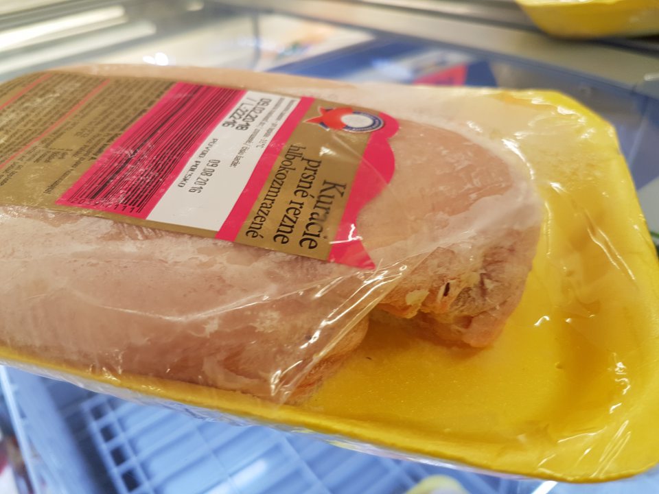Predaj kuracích rezňov hlbokozmrazených s poškodeným obalom.