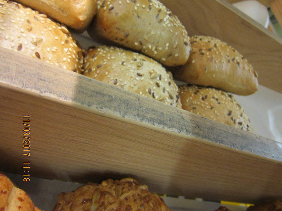 V prevádzke znečistená vrchná časť drevenej konštrukcie oddeľujúca jednotlivé druhy pekárskych výrobkov. 