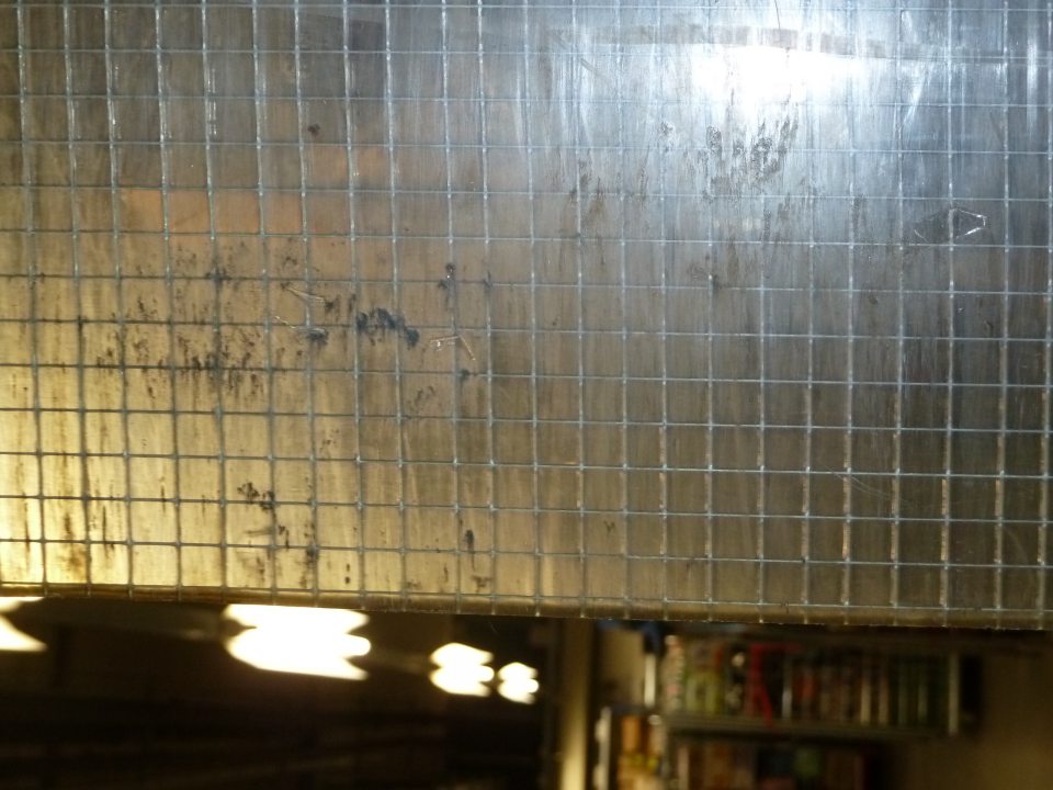 V prevádzke znečistené plastové dvere.