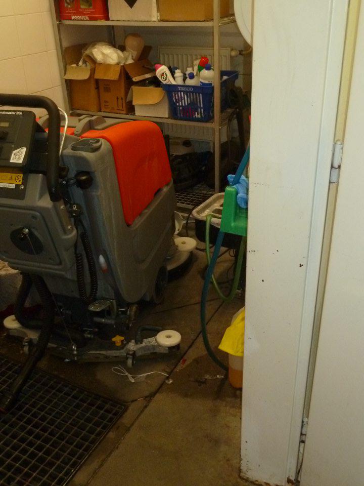 V miestnosti na ukladanie čistiacich prostriedkov otvorený kanál. 