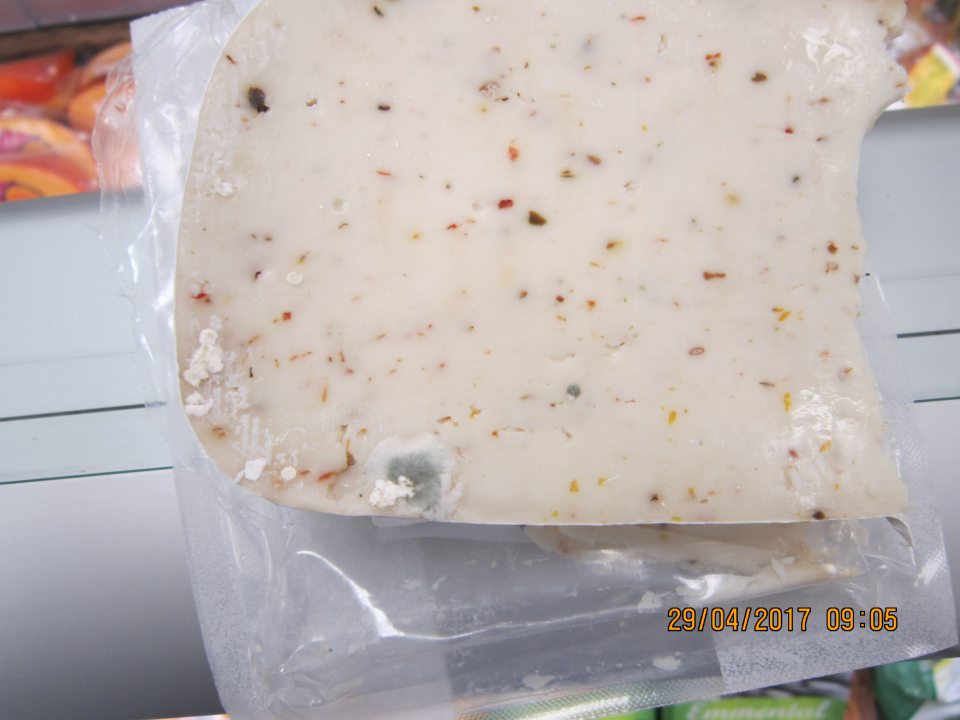 Predaj syra s porušeným obalom a výskytom plesne.