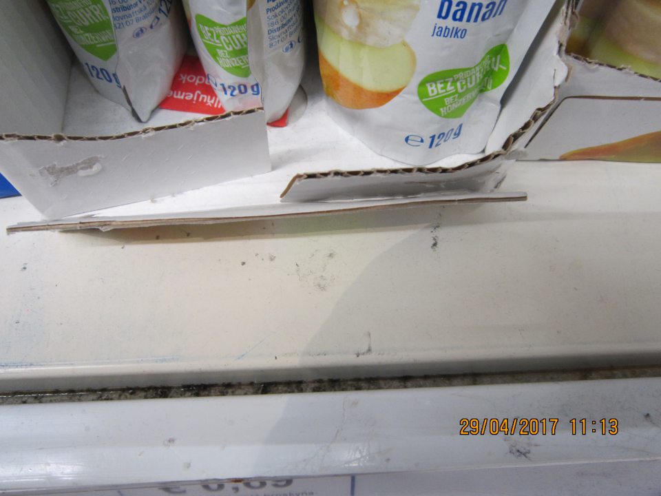 Na predajnej ploche znečistené regály.