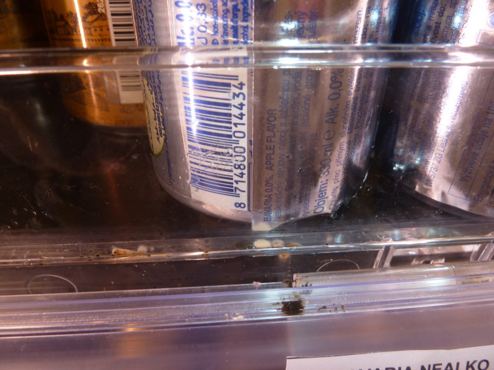 V prevádzke znečistený regál na nápoje.