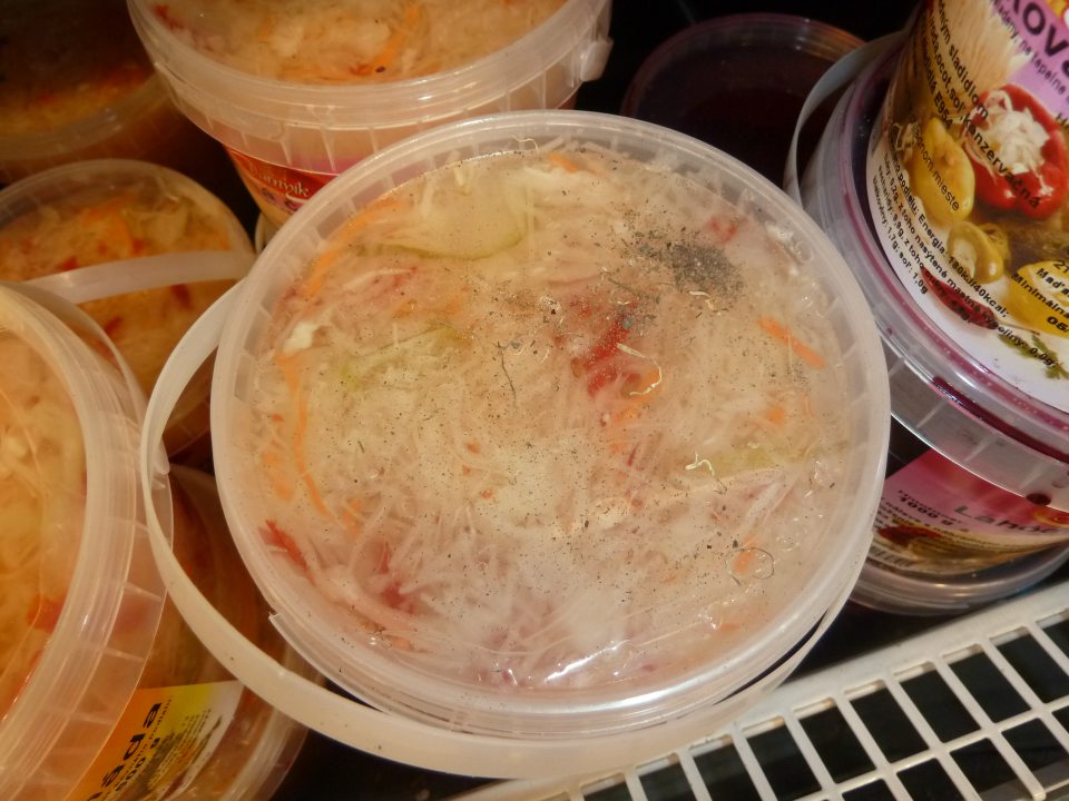 Napadané nečistoty na potravinách vystavovaných v chladiacom zariadení.