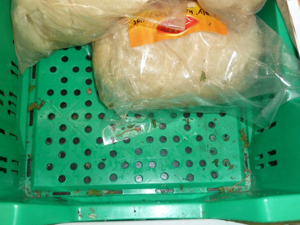 Nečistoty v prepravke v chladiacom zariadení.