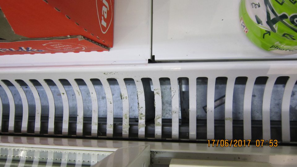 V prevádzke znečistená mriežka na chladiacom zariadení.