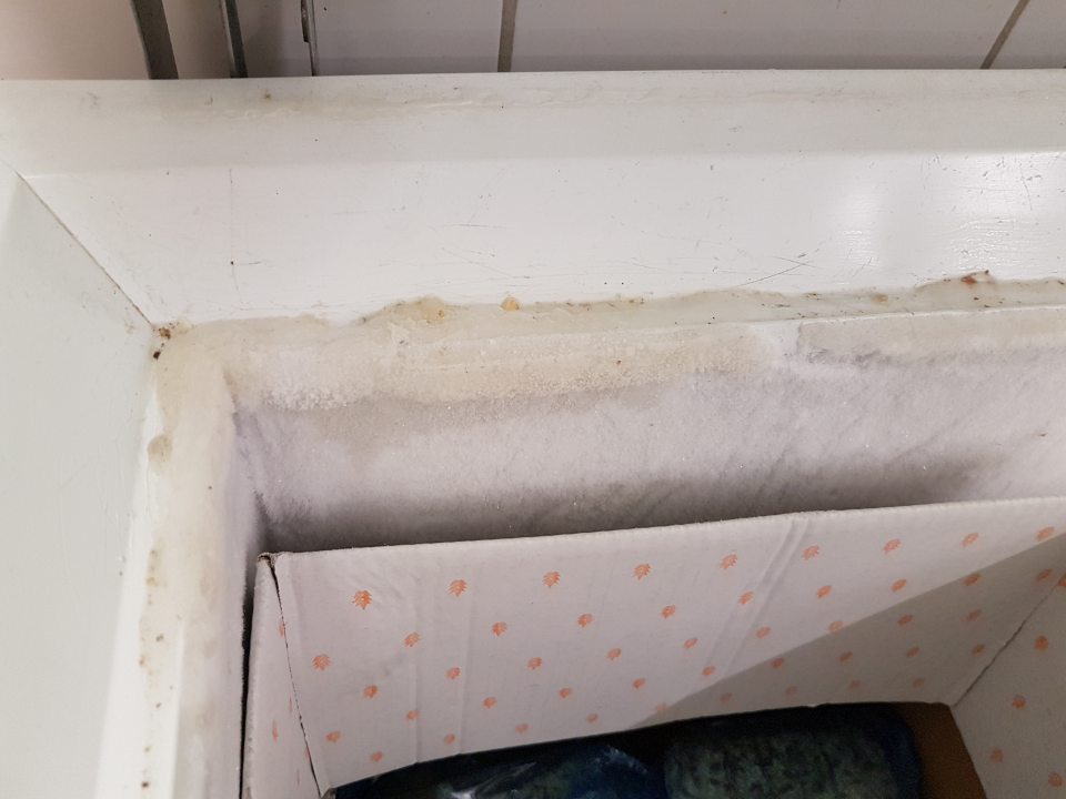 V mraziacom boxe neúmerná námraza a nečistoty.