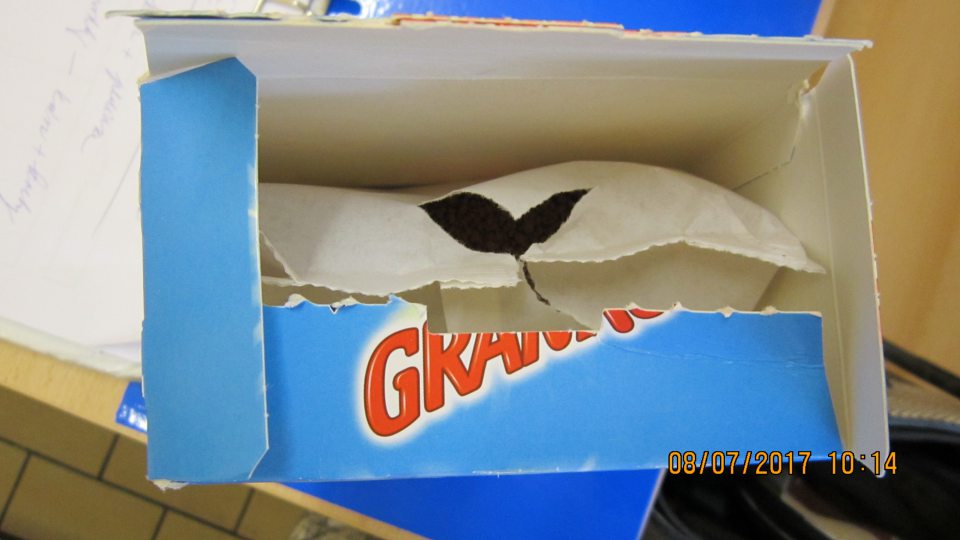 Na predajnej ploche tovar vystavený s poškodeným obalom.