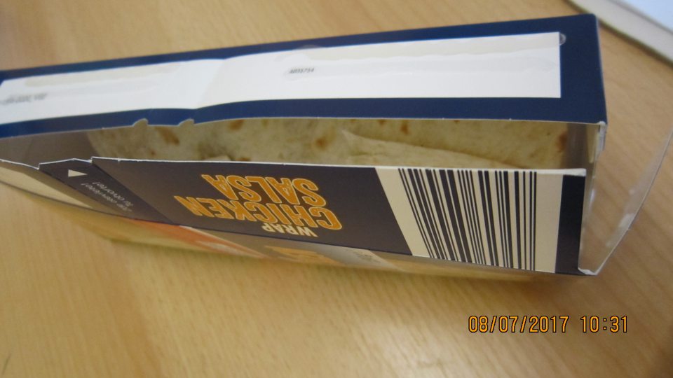 Na predajnej ploche tovar vystavený s poškodeným obalom.