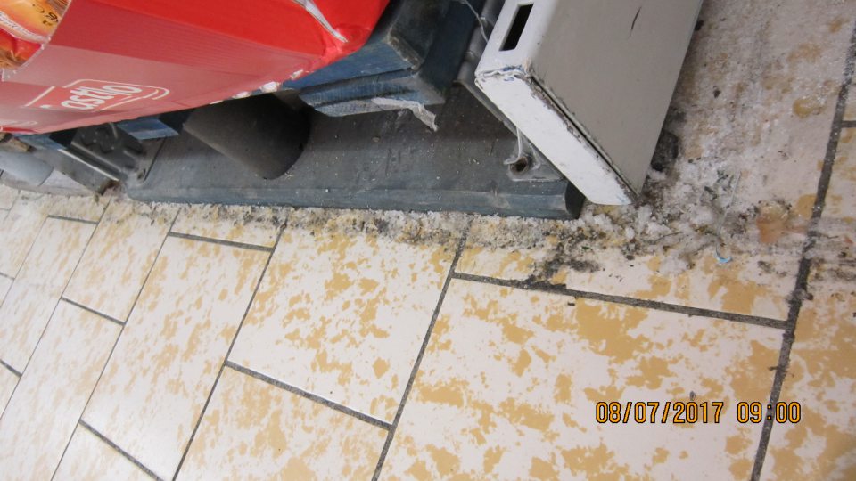 Na predajnej ploche znečistená podlaha nánoson nečistôt. 