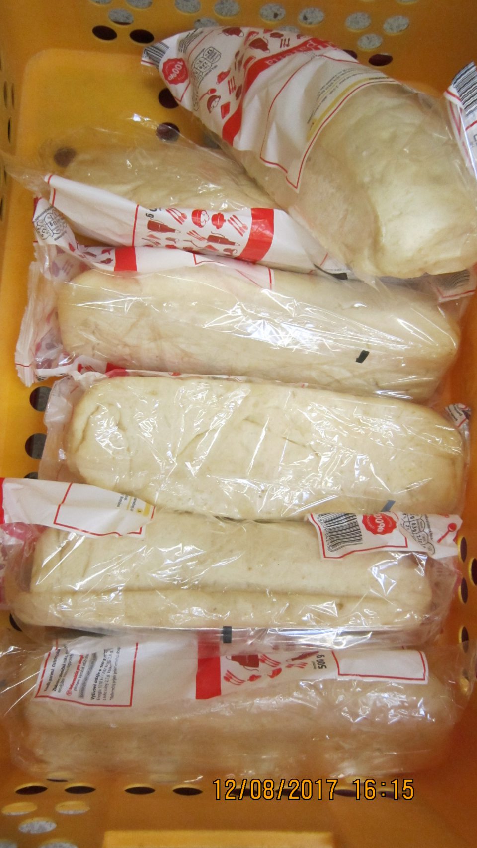 Predaj potravín s poškodeným obalom.