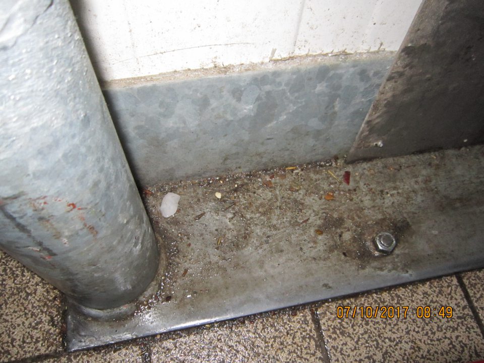 V mraziacom boxe v zázemí prevádzky znečistená kovová lišta nečistotami, zaschnutou špinou. 