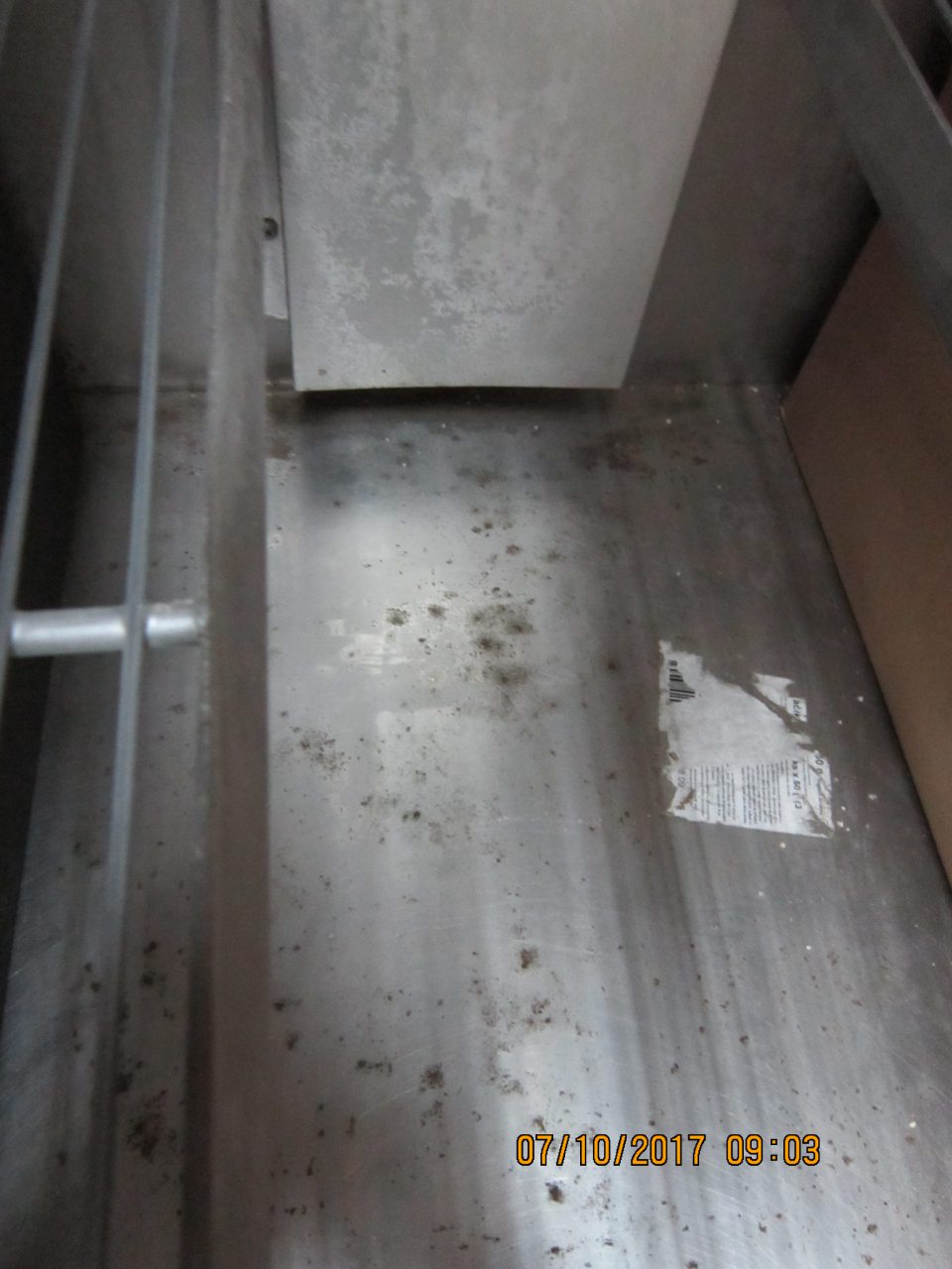 Na úseku dopeku pekárskych výrobkov znečistené dno príručného mraziaceho boxu  nánosom nečistôt.