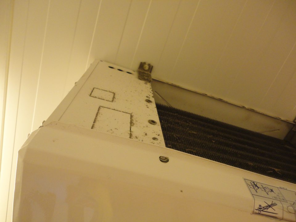 Znečistený povrch chladiacej jednotky v chladiarni prevádzky.