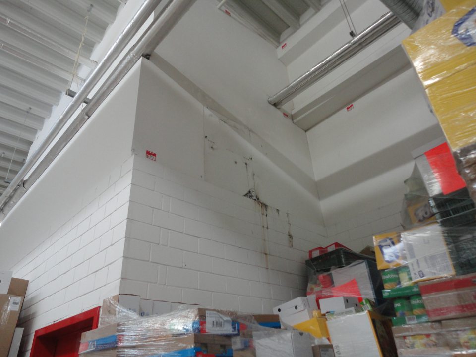 Znečistená stena v sklade potravín.