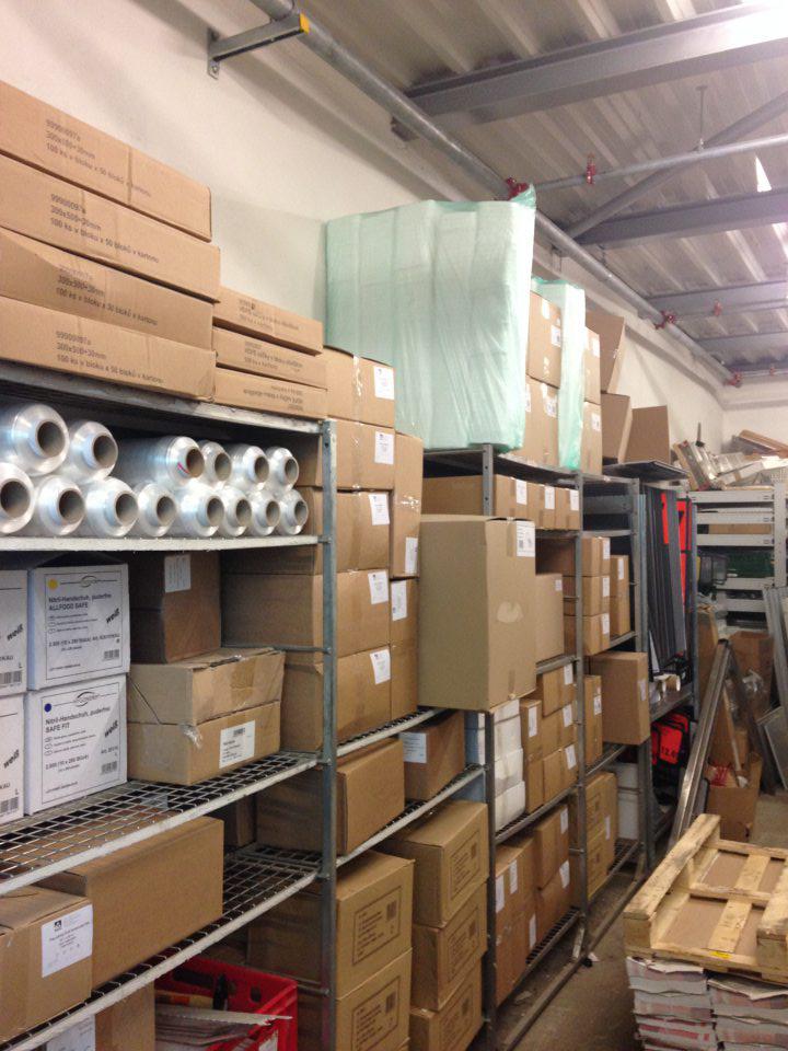 V prevádzke nevhodné skladovanie obalového materiálu.