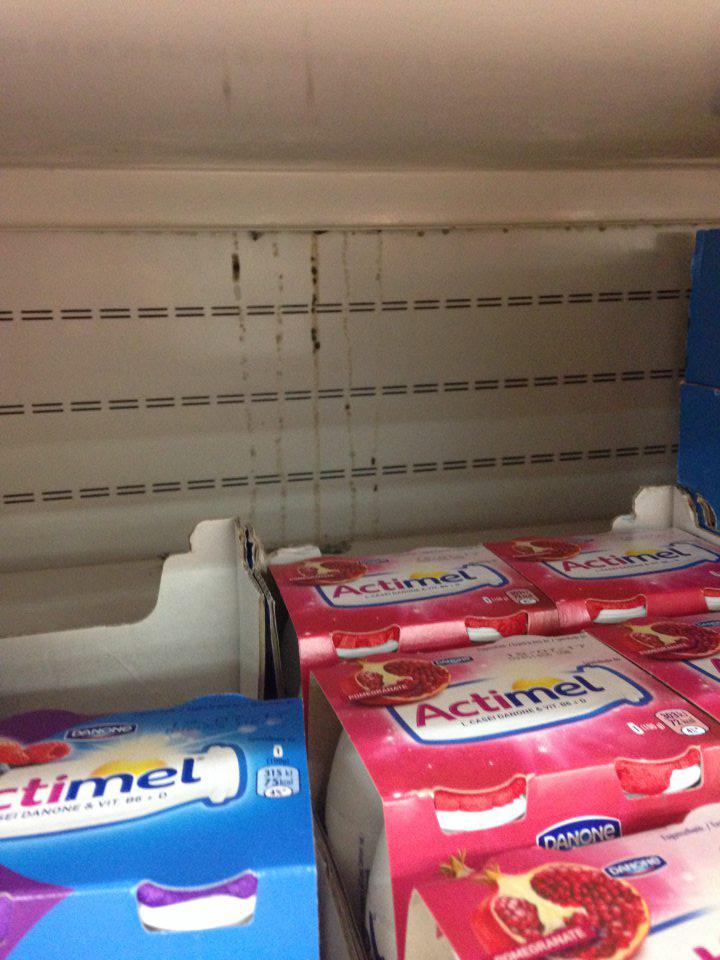 V predajni znečistená zadná stena chladiacej vitríny s mliečnymi výrobkami.