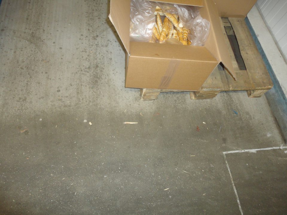 V prevádzke na oddelení dopekania mrazených pekárskych polotovarov znečistená podlaha. 