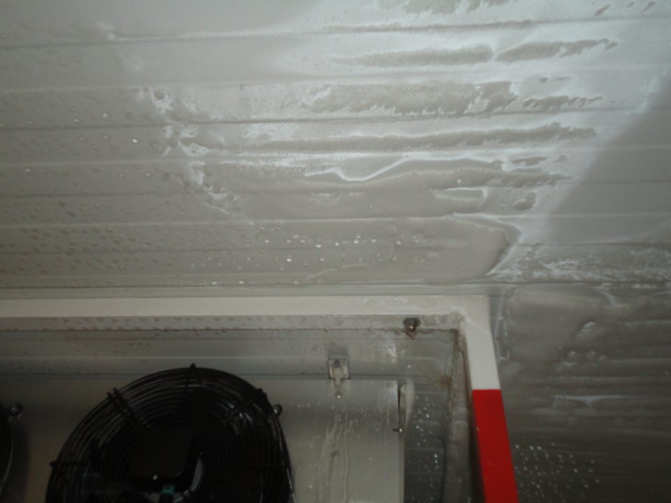 V mraziacom boxe prevádzky neúmerná vrstva námrazy na strope.