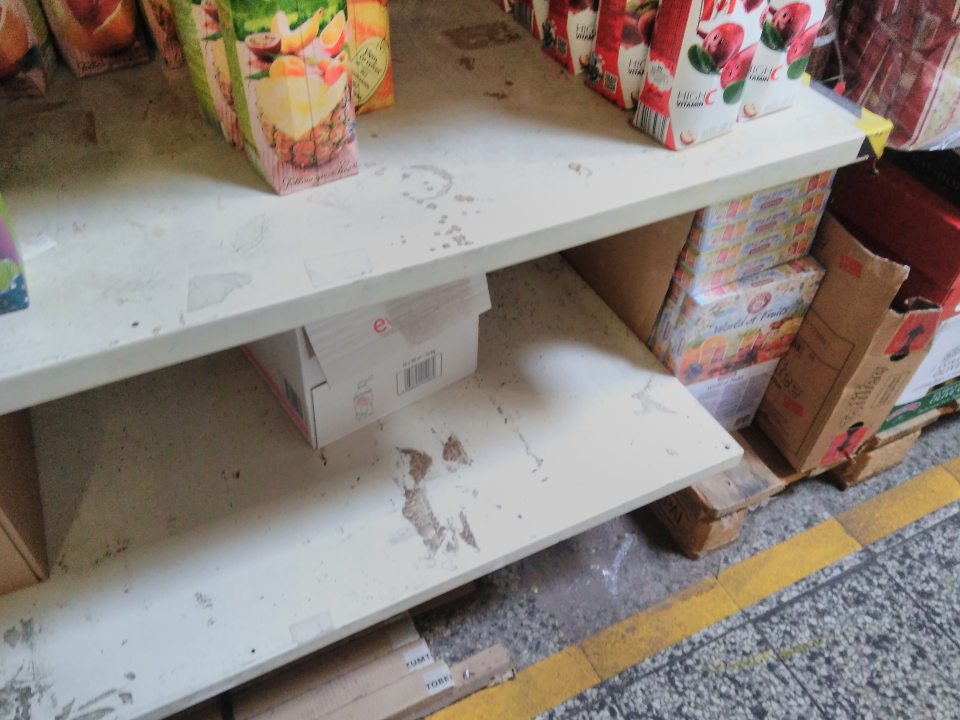 V prevádzke znečistený regál na nealko nápoje.