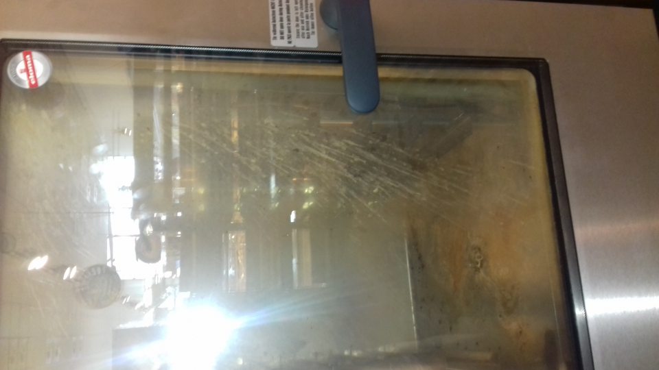 V predajni na oddelení dopeku znečistené vnútorné plochy a dvierka technologického zariadenia.