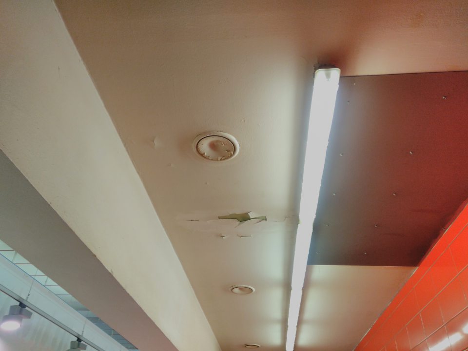 V prevádzke poškodený a olupujúci sa náter stropu.