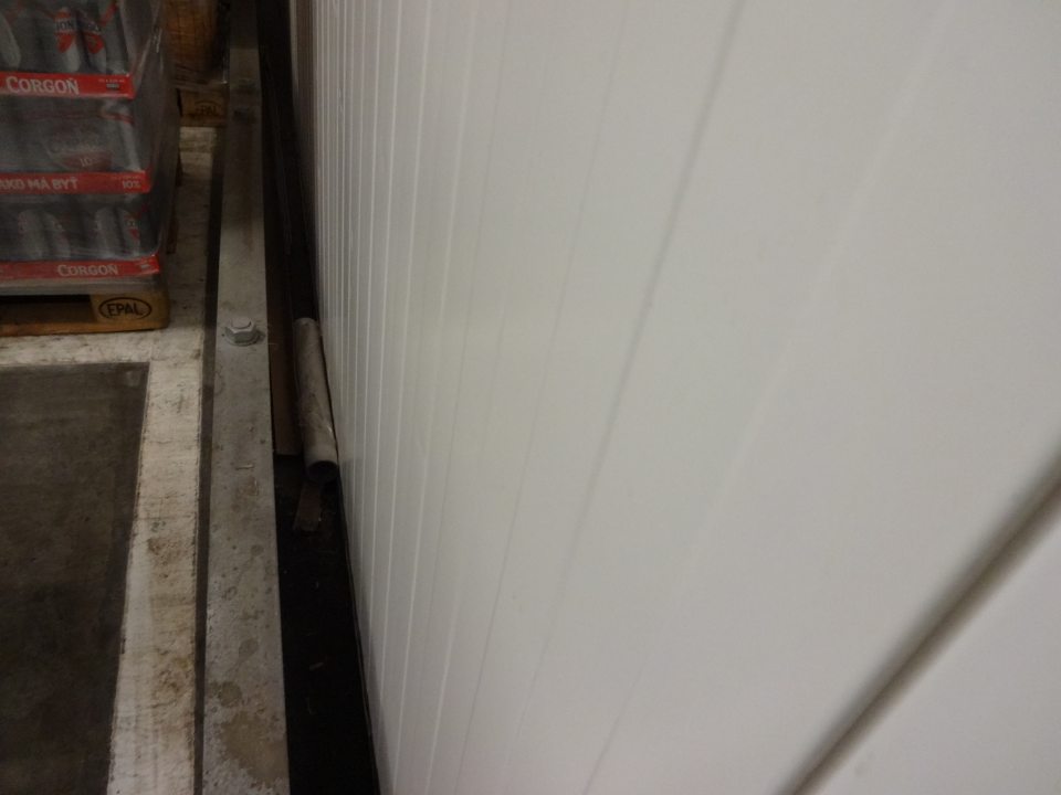 V sklade vajec a zemiakov prevádzky znečistená podlaha.