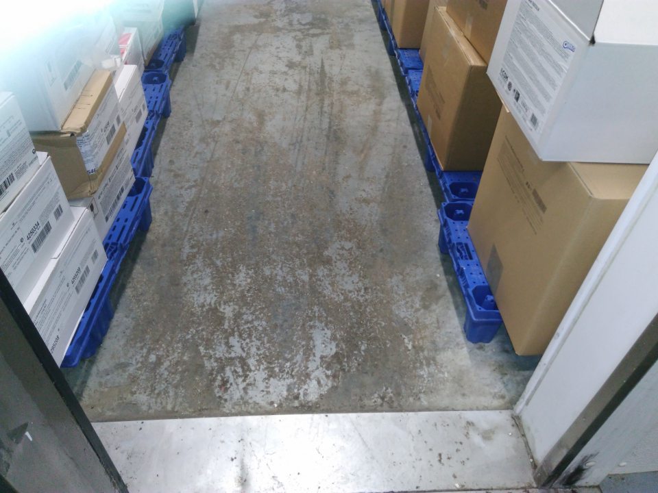 V prevádzke poškodený a znečistený povrch podlahy mraziaceho boxu.