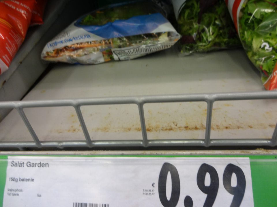 V prevádzke skorodované regály  chladiacej vitríny.