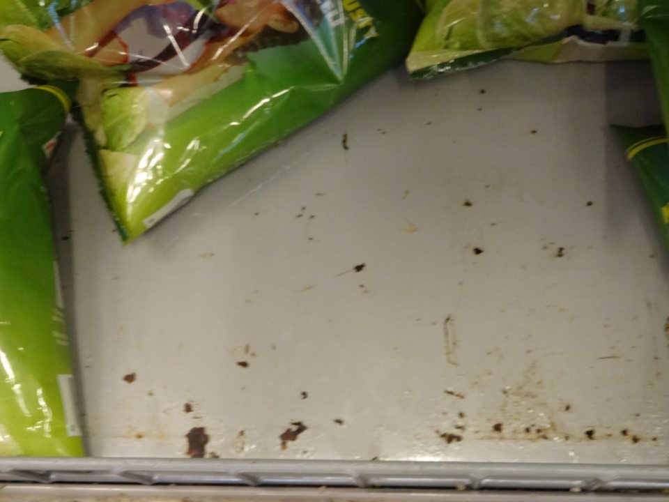 V prevádzke korózia regálu chladiacej vitríny s kvasenou kapustou a balenými listovými šalátmi.