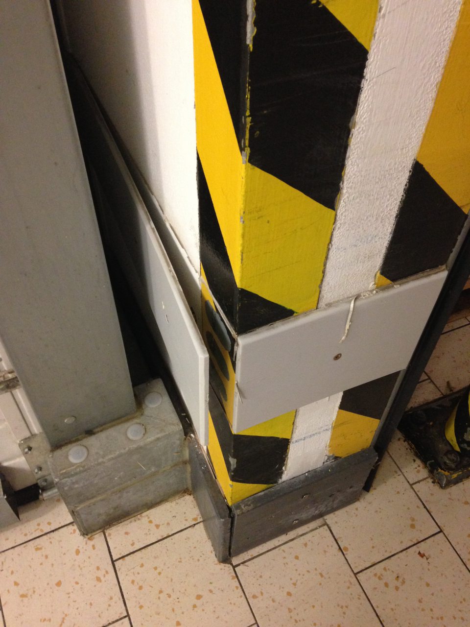 V prevádzke odtrhnutá lišta na stene pri prechode z príjmu potravín do suchého skladu potravín