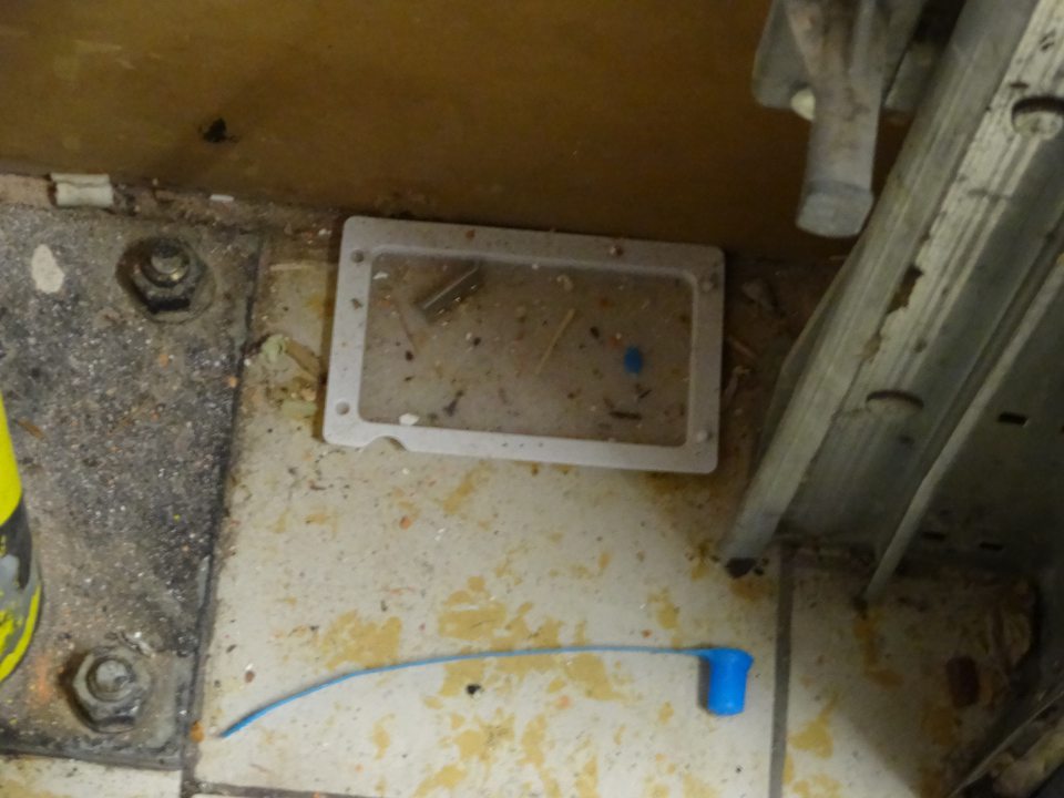 Nedostatočne vyčistená podlaha v sklade potravín.