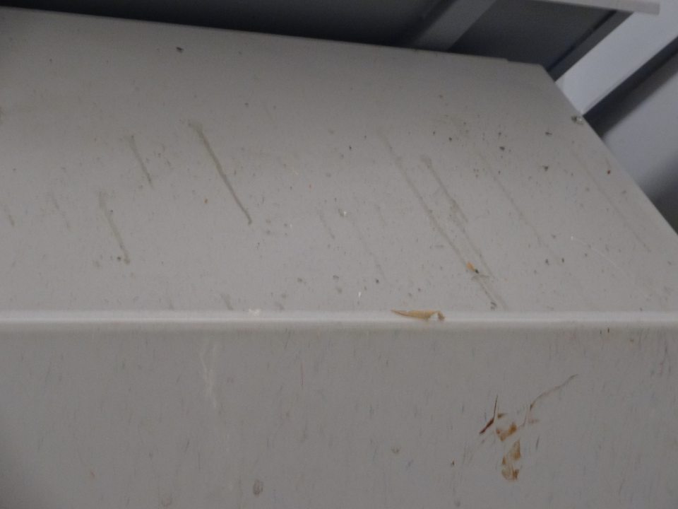 Poškodená a znečistená stena v sklade potravín.