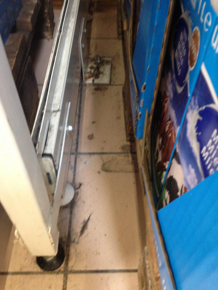 V predajni nedostatočne vyčistená podlaha.