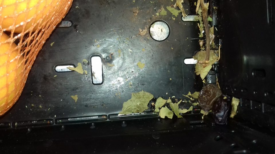 Znečistené prepravné obaly s ovocím na predajnej ploche