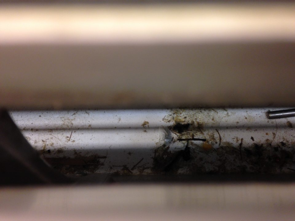 V prevádzke pod mriežkou chladiacej vitríny znečistený priestor.