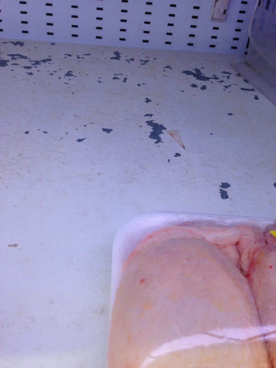 V prevádzke poškodený náter regálu s chladeným hydinovým mäsom.