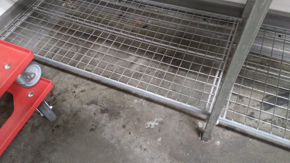 Znečistená podlaha v chladiacom boxe balené mäso