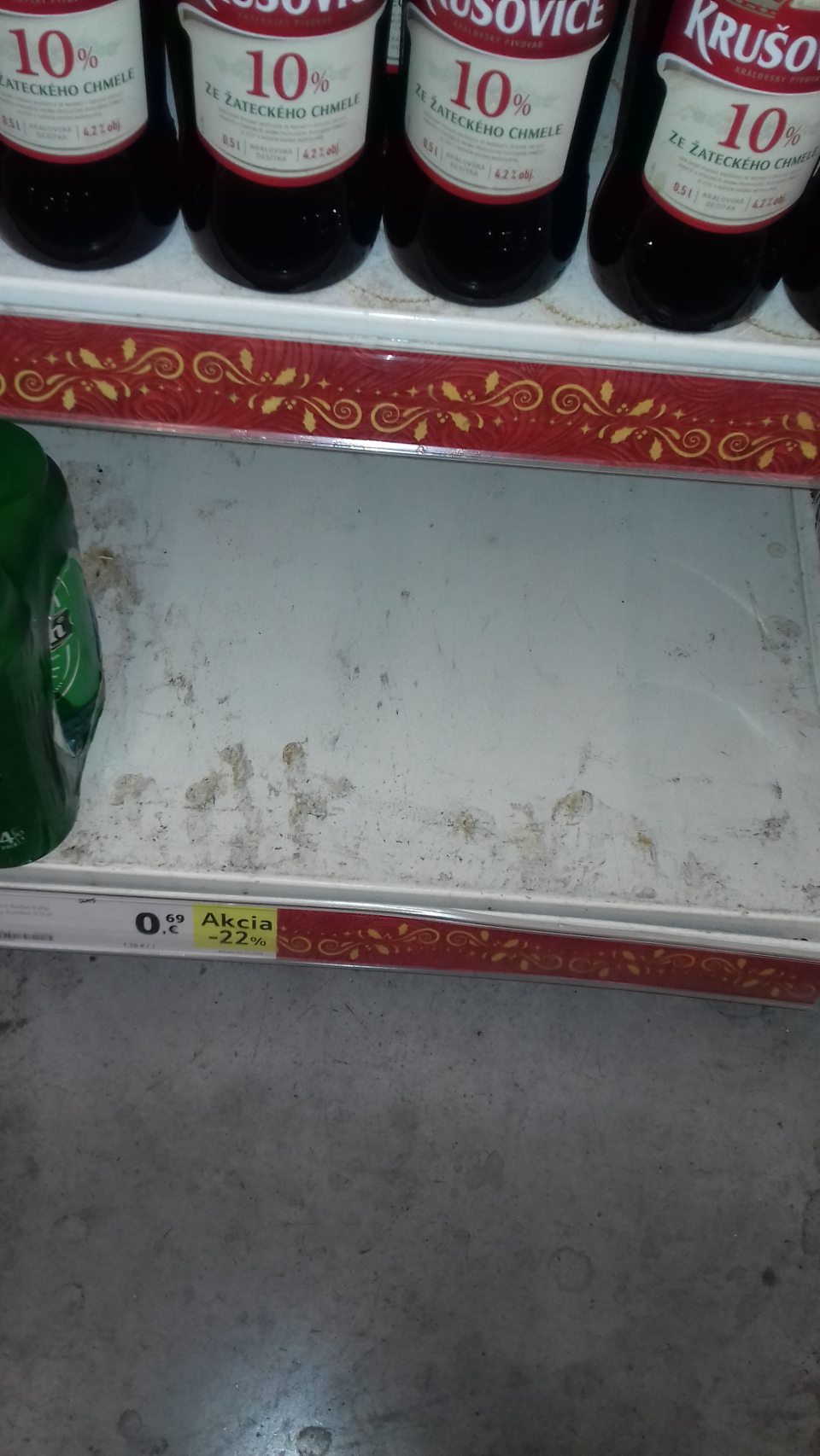 Znečistené regály s akciovým tovarom na predajnej ploche