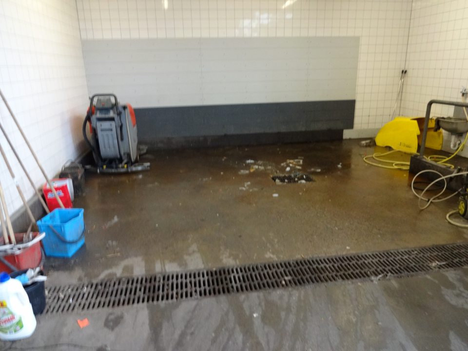 V prevádzke na úseku odpadového hospodárstva znečistená podlaha.