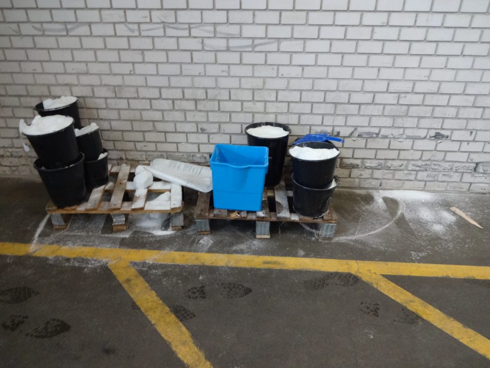 Na expedícii trvanlivých potravín  na podlahe rozsypaná posypová soľ. 